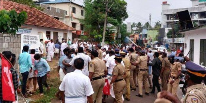 ചാരുംമൂട്ടിൽ സിപിഐ-കോൺഗ്രസ് സംഘർഷം ; അഞ്ച് പഞ്ചായത്തുകളിൽ ഇന്ന് ഹർത്താൽ ചാരുംമൂട്ടിൽ സിപിഐ-കോൺഗ്രസ് സംഘർഷം ; അഞ്ച് പഞ്ചായത്തുകളിൽ ഇന്ന് ഹർത്താൽ