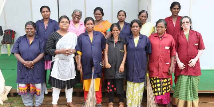 പ്രദര്ശന നഗരിയെ മനോഹരമായി കാത്തുസൂക്ഷിച്ച് ചേച്ചിമാര് ; വൃത്തിക്ക് തെല്ലും കുറവില്ല… പ്രദര്ശന നഗരിയെ മനോഹരമായി കാത്തുസൂക്ഷിച്ച് ചേച്ചിമാര് ; വൃത്തിക്ക് തെല്ലും കുറവില്ല…