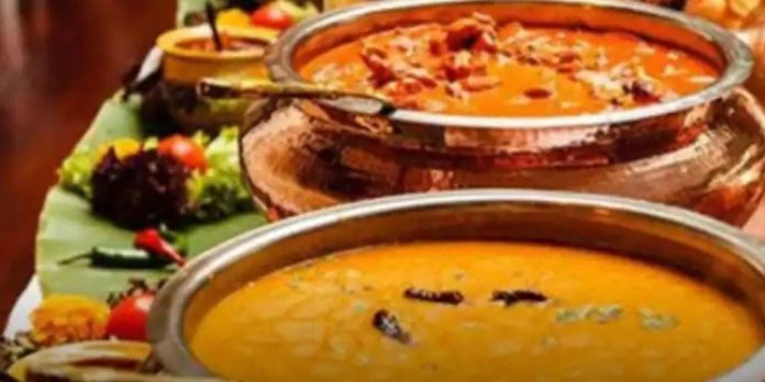 ഭക്ഷണം കഴിച്ച ശേഷം വിഷബാധയുണ്ടെന്ന് ആരോപിച്ച് പണം തട്ടാന് ശ്രമം ; ബ്ലാക്ക് മെയില് സംഘം സജീവം ഭക്ഷണം കഴിച്ച ശേഷം വിഷബാധയുണ്ടെന്ന് ആരോപിച്ച് പണം തട്ടാന് ശ്രമം ; ബ്ലാക്ക് മെയില് സംഘം സജീവം
