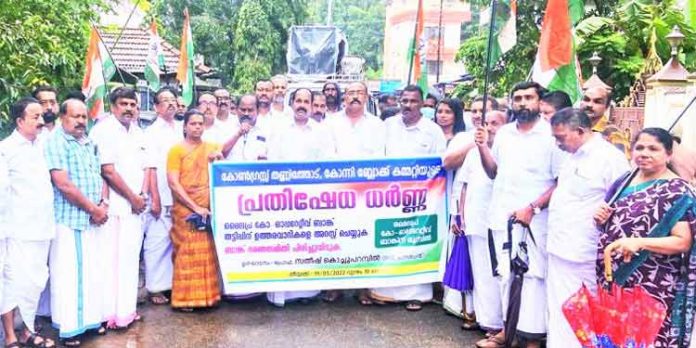 സി.പി.എം അഴിമതിക്കാരെ സംരക്ഷിക്കുന്നു ; പ്രൊഫ.സതീഷ് കൊച്ചുപറമ്പില് സി.പി.എം അഴിമതിക്കാരെ സംരക്ഷിക്കുന്നു ; പ്രൊഫ.സതീഷ് കൊച്ചുപറമ്പില്