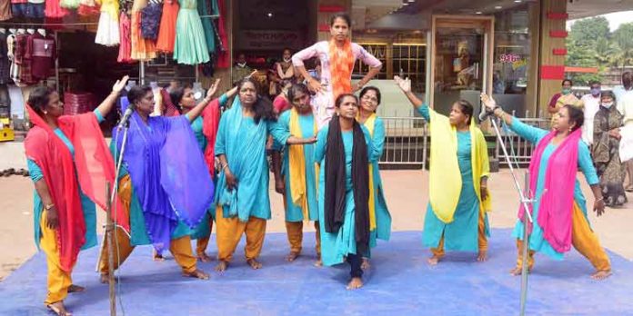 അണിനിരക്കുന്നത് സംസ്ഥാന സര്ക്കാരിന്റെ ഒന്നാം വാര്ഷികം : കുടുംബശ്രീ നവജ്യോതി രംഗശ്രീ കലാജാഥയ്ക്ക് തുടക്കമായി അണിനിരക്കുന്നത് സംസ്ഥാന സര്ക്കാരിന്റെ ഒന്നാം വാര്ഷികം : കുടുംബശ്രീ നവജ്യോതി രംഗശ്രീ കലാജാഥയ്ക്ക് തുടക്കമായി