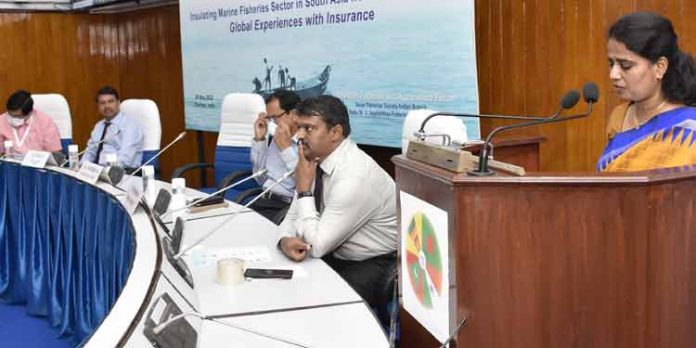 കാലാവസ്ഥാവ്യതിയാനം : മത്സ്യത്തൊഴിലാളികളുടെ സംരക്ഷണത്തിന് കാലാവസ്ഥാധിഷ്ടിത ഇൻഷുറൻസ് വേണമെന്ന് ആവശ്യം കാലാവസ്ഥാവ്യതിയാനം : മത്സ്യത്തൊഴിലാളികളുടെ സംരക്ഷണത്തിന് കാലാവസ്ഥാധിഷ്ടിത ഇൻഷുറൻസ് വേണമെന്ന് ആവശ്യം