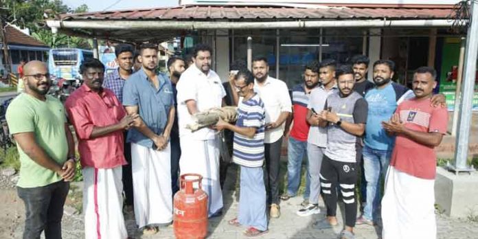 പാചക വാതക വില വർധനവിനെതിരെ യൂത്ത് കോൺഗ്രസ് വിറക് വിതരണ പ്രതിഷേധം പാചക വാതക വില വർധനവിനെതിരെ യൂത്ത് കോൺഗ്രസ് വിറക് വിതരണ പ്രതിഷേധം