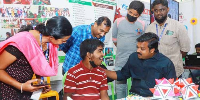 ദിവസം പറയും അത്ഭുത ബാലന് വിദ്യാഭ്യസ വകുപ്പിന്റെ സ്റ്റാളില് ദിവസം പറയും അത്ഭുത ബാലന് വിദ്യാഭ്യസ വകുപ്പിന്റെ സ്റ്റാളില്