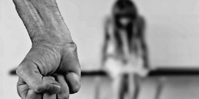 പീഡന പരാതി പറയാനെത്തി ; 13 കാരിയെ പോലീസ് ഉദ്യോഗസ്ഥൻ ബലാത്സംഗം ചെയ്തു പീഡന പരാതി പറയാനെത്തി ; 13 കാരിയെ പോലീസ് ഉദ്യോഗസ്ഥൻ ബലാത്സംഗം ചെയ്തു