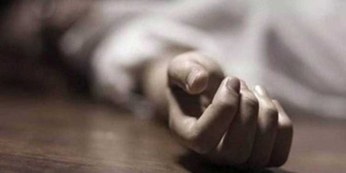 കുമ്പഴയില് മധ്യവയസ്കനെ തൂങ്ങിമരിച്ച നിലയില് കണ്ടെത്തി ; മൃതദേഹത്തിന് നാലുദിവസത്തെ പഴക്കം കുമ്പഴയില് മധ്യവയസ്കനെ തൂങ്ങിമരിച്ച നിലയില് കണ്ടെത്തി ; മൃതദേഹത്തിന് നാലുദിവസത്തെ പഴക്കം