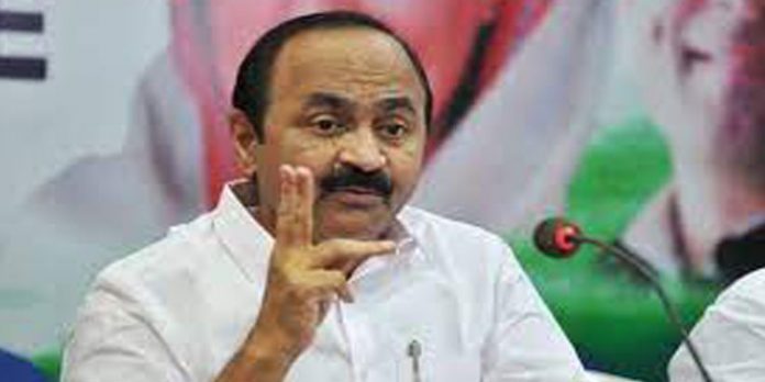 വാ തുറന്നാല് വിഷം തുപ്പുന്ന പി.സി ജോര്ജിന്റെ അനുഗ്രഹം വാങ്ങിയ ആളാണ് സിപിഐ എം സ്ഥാനാര്ഥി : വി.ഡി സതീശന് വാ തുറന്നാല് വിഷം തുപ്പുന്ന പി.സി ജോര്ജിന്റെ അനുഗ്രഹം വാങ്ങിയ ആളാണ് സിപിഐ എം സ്ഥാനാര്ഥി : വി.ഡി സതീശന്