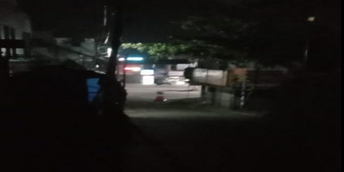 റാന്നി മുണ്ടപുഴ റോഡില് തെരുവ് വിളക്ക് കത്തുന്നില്ല ; യാത്രക്കാര് ദുരിതത്തില് റാന്നി മുണ്ടപുഴ റോഡില് തെരുവ് വിളക്ക് കത്തുന്നില്ല ; യാത്രക്കാര് ദുരിതത്തില്
