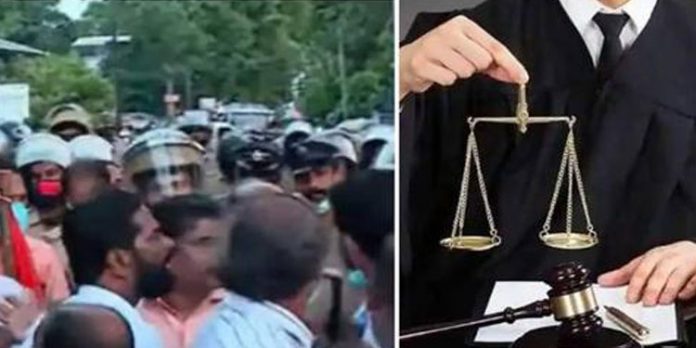 നൂറനാട് സംഘർഷം ; അറസ്റ്റിലായ പബ്ലിക്ക് പ്രോസിക്യൂട്ടര്ക്കെതിരെ ചീഫ് ജസ്റ്റിസിന് പരാതി നൂറനാട് സംഘർഷം ; അറസ്റ്റിലായ പബ്ലിക്ക് പ്രോസിക്യൂട്ടര്ക്കെതിരെ ചീഫ് ജസ്റ്റിസിന് പരാതി