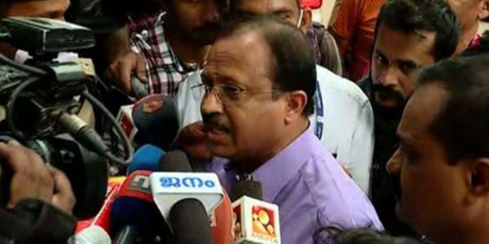 പിസിയെ കാണാൻ അനുമതിയില്ല – തടഞ്ഞ് പോലീസ് ; രോഷാകുലനായി വി.മുരളീധരൻ ; എആർ ക്യാമ്പിന് മുന്നില് നാടകീയ രംഗങ്ങള് പിസിയെ കാണാൻ അനുമതിയില്ല – തടഞ്ഞ് പോലീസ് ; രോഷാകുലനായി വി.മുരളീധരൻ ; എആർ ക്യാമ്പിന് മുന്നില് നാടകീയ രംഗങ്ങള്
