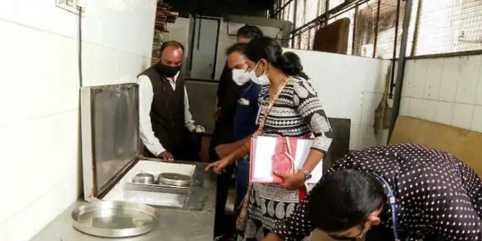 കായംകുളത്തും പഴകിയ ഭക്ഷണം കണ്ടെത്തി ; ആറ് ഹോട്ടലുകളിൽ നിന്ന് പഴകിയ ഭക്ഷണം പിടികൂടി കായംകുളത്തും പഴകിയ ഭക്ഷണം കണ്ടെത്തി ; ആറ് ഹോട്ടലുകളിൽ നിന്ന് പഴകിയ ഭക്ഷണം പിടികൂടി