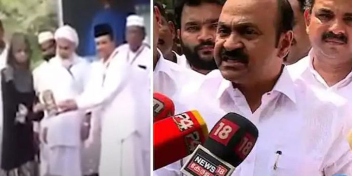 സമസ്ത വേദിയില് പെണ്കുട്ടി അപമാനിക്കപ്പെട്ട സംഭവം ; സ്ത്രീ വിരുദ്ധ നിലപാടിനോട് യോജിക്കാനാവില്ലെന്ന് വി.ഡി സതീശന് സമസ്ത വേദിയില് പെണ്കുട്ടി അപമാനിക്കപ്പെട്ട സംഭവം ; സ്ത്രീ വിരുദ്ധ നിലപാടിനോട് യോജിക്കാനാവില്ലെന്ന് വി.ഡി സതീശന്