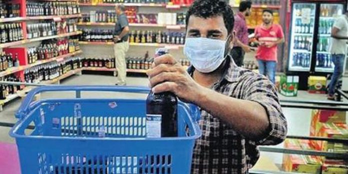 പൂട്ടിയ ഔട്ട്ലെറ്റുകള് തുറക്കാൻ ബെവ്കോ ; നീണ്ട ക്യൂവിന് ഇനി പരിഹാരം പൂട്ടിയ ഔട്ട്ലെറ്റുകള് തുറക്കാൻ ബെവ്കോ ; നീണ്ട ക്യൂവിന് ഇനി പരിഹാരം