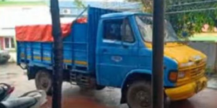 തമിഴ്നാട്ടിൽ നിന്ന് കടത്തിക്കൊണ്ടുവന്ന റേഷനരി പിടികൂടി തമിഴ്നാട്ടിൽ നിന്ന് കടത്തിക്കൊണ്ടുവന്ന റേഷനരി പിടികൂടി