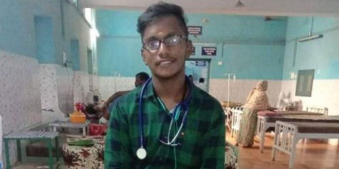 പി.ജി ഡോക്ടറെന്ന വ്യാജേന മെഡിക്കൽ കോളേജ് ആശുപത്രിയിൽ കയറി രോഗിയെ ചികിത്സിച്ചു ; പണം തട്ടി – യുവാവ് പിടിയില് പി.ജി ഡോക്ടറെന്ന വ്യാജേന മെഡിക്കൽ കോളേജ് ആശുപത്രിയിൽ കയറി രോഗിയെ ചികിത്സിച്ചു ; പണം തട്ടി – യുവാവ് പിടിയില്