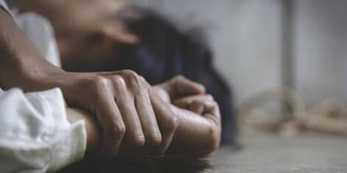ഭര്ത്താവിനെ ആക്രമിച്ചശേഷം യുവതിയെ കൂട്ടബലാത്സംഗത്തിനിരയാക്കി ഭര്ത്താവിനെ ആക്രമിച്ചശേഷം യുവതിയെ കൂട്ടബലാത്സംഗത്തിനിരയാക്കി