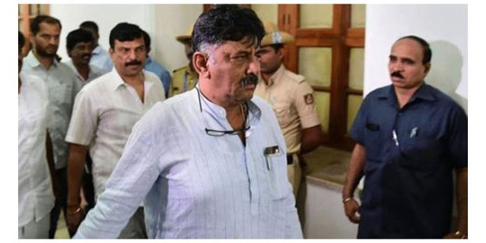 കള്ളപ്പണം വെളുപ്പിക്കൽ കേസ് ; കോൺഗ്രസ് നേതാവ് ഡി.കെ ശിവകുമാറിനെതിരെ കുറ്റപത്രം സമർപ്പിച്ച് ഇഡി കള്ളപ്പണം വെളുപ്പിക്കൽ കേസ് ; കോൺഗ്രസ് നേതാവ് ഡി.കെ ശിവകുമാറിനെതിരെ കുറ്റപത്രം സമർപ്പിച്ച് ഇഡി