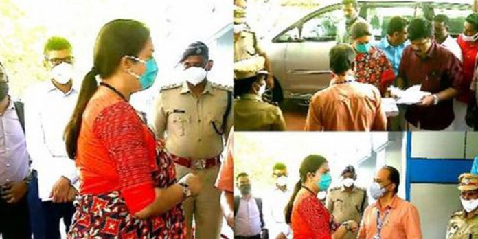 കേന്ദ്രമന്ത്രി സ്മൃതി ഇറാനി വയനാട്ടിലെത്തി ; വികസന സമിതി യോഗത്തിൽ പങ്കെടുക്കും ; ആദിവാസി ഊരുകൾ സന്ദർശിക്കും കേന്ദ്രമന്ത്രി സ്മൃതി ഇറാനി വയനാട്ടിലെത്തി ; വികസന സമിതി യോഗത്തിൽ പങ്കെടുക്കും ; ആദിവാസി ഊരുകൾ സന്ദർശിക്കും