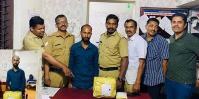 രണ്ട് കിലോ കഞ്ചാവുമായി അസം സ്വദേശി പിടിയില് രണ്ട് കിലോ കഞ്ചാവുമായി അസം സ്വദേശി പിടിയില്