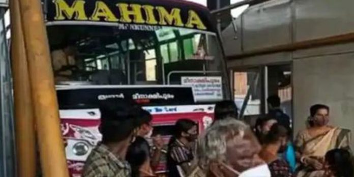 പന്നിയങ്കര ടോള് പ്ലാസ സമരത്തില് നിലപാട് കടുപ്പിച്ച് ബസുടമകള് ; ടോള് നല്കാതെ പ്രതിഷേധം പന്നിയങ്കര ടോള് പ്ലാസ സമരത്തില് നിലപാട് കടുപ്പിച്ച് ബസുടമകള് ; ടോള് നല്കാതെ പ്രതിഷേധം