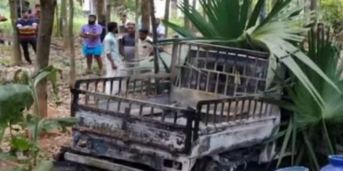 മലപ്പുറത്ത് ഓട്ടോറിക്ഷയിൽ സ്ഫോടനം ; മൂന്ന് മരണം മലപ്പുറത്ത് ഓട്ടോറിക്ഷയിൽ സ്ഫോടനം ; മൂന്ന് മരണം