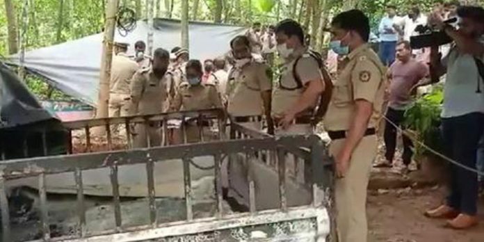 മലപ്പുറത്തെ കൂട്ടക്കൊല ; കൊല്ലപ്പെട്ട ജാസ്മിന്റെയും മകളുടെയും മൃതദേഹം പോസ്റ്റ്മാർട്ടത്തിനു ശേഷം വീട്ടിലെത്തിച്ചു മലപ്പുറത്തെ കൂട്ടക്കൊല ; കൊല്ലപ്പെട്ട ജാസ്മിന്റെയും മകളുടെയും മൃതദേഹം പോസ്റ്റ്മാർട്ടത്തിനു ശേഷം വീട്ടിലെത്തിച്ചു