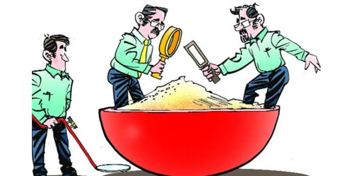 അമിതവില ഈടാക്കിയ വ്യാപാര സ്ഥാപനങ്ങള്ക്ക് പിഴ ചുമത്തി അമിതവില ഈടാക്കിയ വ്യാപാര സ്ഥാപനങ്ങള്ക്ക് പിഴ ചുമത്തി