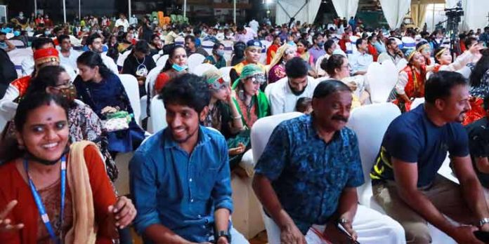 ഉത്സവമായി കലാസന്ധ്യ ; സമയം വൈകിയിട്ടും നിറഞ്ഞ് വേദി ഉത്സവമായി കലാസന്ധ്യ ; സമയം വൈകിയിട്ടും നിറഞ്ഞ് വേദി