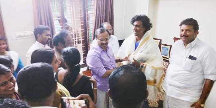 എവറസ്റ്റ് കീഴടക്കിയ ഷെയ്ഖ് ഹസൻ ഖാന്റെ വീട് കേന്ദ്ര മന്ത്രി വി.മുരളീധരൻ സന്ദർശിച്ചു എവറസ്റ്റ് കീഴടക്കിയ ഷെയ്ഖ് ഹസൻ ഖാന്റെ വീട് കേന്ദ്ര മന്ത്രി വി.മുരളീധരൻ സന്ദർശിച്ചു