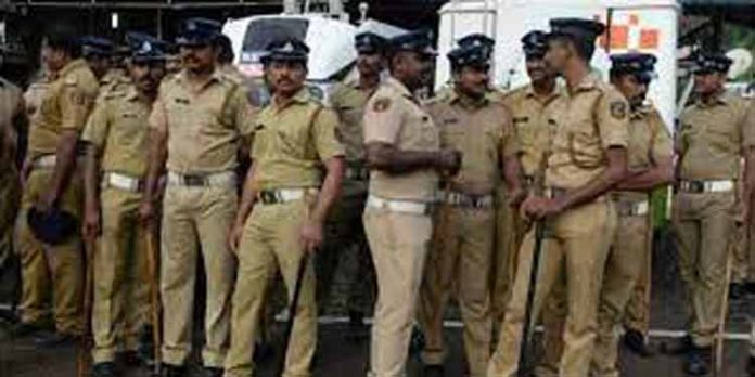 കനത്ത പോലിസ് സുരക്ഷയില് കരിമണ്ണൂര് സഹകരണ ബാങ്ക് തെരഞ്ഞെടുപ്പ് കനത്ത പോലിസ് സുരക്ഷയില് കരിമണ്ണൂര് സഹകരണ ബാങ്ക് തെരഞ്ഞെടുപ്പ്