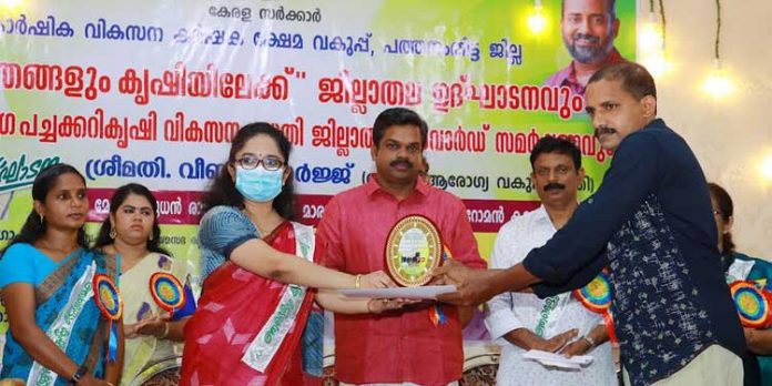 ഞങ്ങളും കൃഷിയിലേക്ക് പദ്ധതി ജില്ലയില് വ്യാപകമായി നടപ്പിലാക്കണം ഞങ്ങളും കൃഷിയിലേക്ക് പദ്ധതി ജില്ലയില് വ്യാപകമായി നടപ്പിലാക്കണം