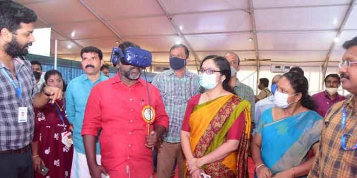 വിര്ച്വല് റിയാലിറ്റിയിലൂടെ അല്ഭുത കാഴ്ചകള് ഒരുക്കി കിഫ്ബി സ്റ്റാള് വിര്ച്വല് റിയാലിറ്റിയിലൂടെ അല്ഭുത കാഴ്ചകള് ഒരുക്കി കിഫ്ബി സ്റ്റാള്