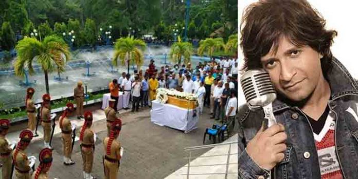 ഗായകന് കെ കെ ആരോഗ്യപരമായി പ്രശ്നങ്ങള് നേരിടുന്നതായി അറിവില്ലെന്ന് കേരളത്തിലുള്ള ബന്ധുക്കള് ഗായകന് കെ കെ ആരോഗ്യപരമായി പ്രശ്നങ്ങള് നേരിടുന്നതായി അറിവില്ലെന്ന് കേരളത്തിലുള്ള ബന്ധുക്കള്