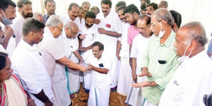 കാരുണ്യാ ഭവന പദ്ധതിയിലെ ആദ്യ വീടിന്റെ ശിലാസ്ഥാപനം നിർവ്വഹിച്ചു കാരുണ്യാ ഭവന പദ്ധതിയിലെ ആദ്യ വീടിന്റെ ശിലാസ്ഥാപനം നിർവ്വഹിച്ചു
