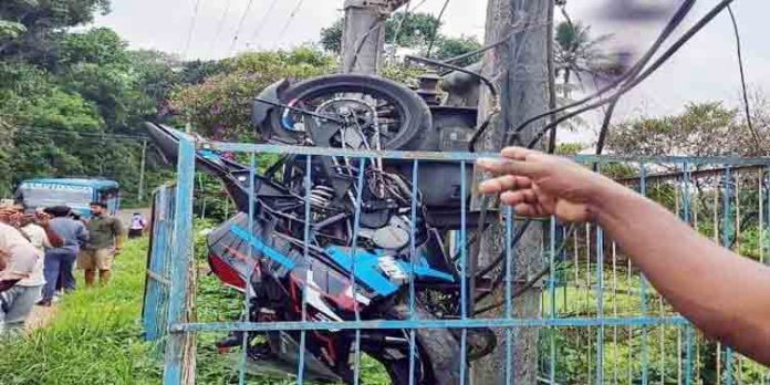 നിയന്ത്രണം വിട്ട ബൈക്ക് റോഡിൽ നിന്നും ഉയർന്നു പൊങ്ങി ട്രാൻസ്ഫോർമറിന്റെ വേലിക്കുള്ളിൽ ചെന്ന് പതിച്ചു നിയന്ത്രണം വിട്ട ബൈക്ക് റോഡിൽ നിന്നും ഉയർന്നു പൊങ്ങി ട്രാൻസ്ഫോർമറിന്റെ വേലിക്കുള്ളിൽ ചെന്ന് പതിച്ചു