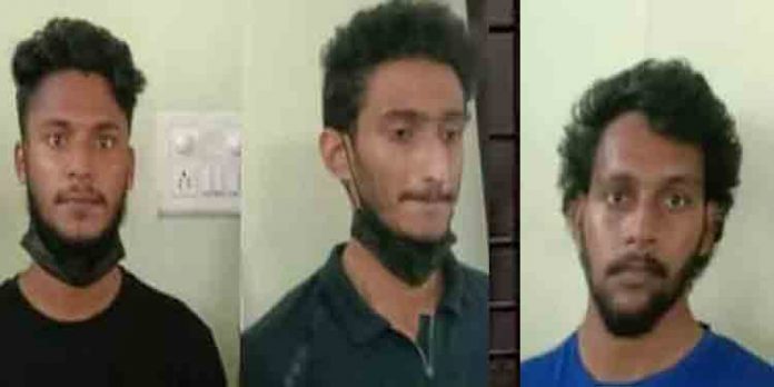 കുറ്റിപ്പുറം എംഇഎസ് എഞ്ചിനീയറിംഗ് കോളേജിൽ സംഘർഷം ; വിദ്യാര്ത്ഥിയുടെ എല്ല് പൊട്ടി, 3 പേർ പിടിയിൽ കുറ്റിപ്പുറം എംഇഎസ് എഞ്ചിനീയറിംഗ് കോളേജിൽ സംഘർഷം ; വിദ്യാര്ത്ഥിയുടെ എല്ല് പൊട്ടി, 3 പേർ പിടിയിൽ