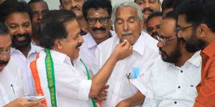 പൂഴിക്കുന്ന് ആശാന്റെ പടക്കം തന്നെ വേണം ; വിജയം കൊഴുപ്പിച്ച് ഇന്ദിരാഭവനില് കോണ്ഗ്രസ് നേതാക്കള് പൂഴിക്കുന്ന് ആശാന്റെ പടക്കം തന്നെ വേണം ; വിജയം കൊഴുപ്പിച്ച് ഇന്ദിരാഭവനില് കോണ്ഗ്രസ് നേതാക്കള്