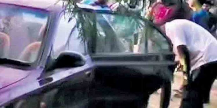 കാറിനുള്ളില് കളിക്കുകയായിരുന്ന മൂന്നു കുട്ടികള് ശ്വാസംമുട്ടി മരിച്ചു കാറിനുള്ളില് കളിക്കുകയായിരുന്ന മൂന്നു കുട്ടികള് ശ്വാസംമുട്ടി മരിച്ചു