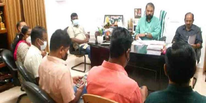 സ്കൂളുകളില് ആരോഗ്യകരമായ ഭക്ഷണമുറപ്പാക്കുന്നതിനായി സംയുക്ത പരിശോധന നടത്താന് സര്ക്കാര് തീരുമാനo സ്കൂളുകളില് ആരോഗ്യകരമായ ഭക്ഷണമുറപ്പാക്കുന്നതിനായി സംയുക്ത പരിശോധന നടത്താന് സര്ക്കാര് തീരുമാനo