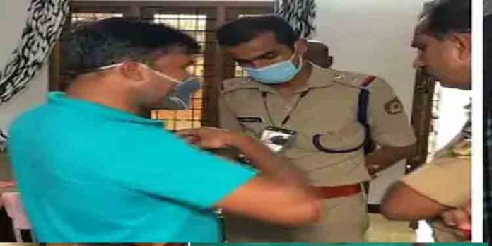സ്വര്ണ പണിക്കാരനെയും കുടുംബത്തെയും ബന്ദിയാക്കി സ്വര്ണവും പണവും കവര്ന്നു സ്വര്ണ പണിക്കാരനെയും കുടുംബത്തെയും ബന്ദിയാക്കി സ്വര്ണവും പണവും കവര്ന്നു