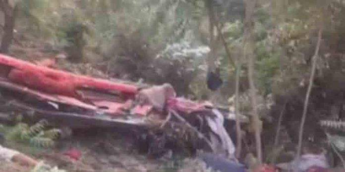 മധ്യപ്രദേശില് തീര്ത്ഥാടകരുമായി പോയ ബസ് മറിഞ്ഞ് 26 പേര് മരിച്ചു മധ്യപ്രദേശില് തീര്ത്ഥാടകരുമായി പോയ ബസ് മറിഞ്ഞ് 26 പേര് മരിച്ചു