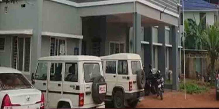 ഭൂമി അളന്നുനല്ക്കാന് കൈക്കൂലി ആവശ്യപ്പെട്ട നാല് ഉദ്യോഗസ്ഥര് വിജിലന്സ് പിടിയില് ഭൂമി അളന്നുനല്ക്കാന് കൈക്കൂലി ആവശ്യപ്പെട്ട നാല് ഉദ്യോഗസ്ഥര് വിജിലന്സ് പിടിയില്