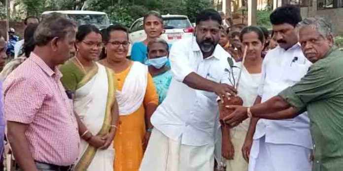പരിസ്ഥിതി ദിനത്തില് തൈകള് നടുന്നതു പോലെ തുടര് പരിപാലനവും ആവശ്യമെന്ന് ഡെപ്യൂട്ടി സ്പീക്കര് ചിറ്റയം ഗോപകുമാര് പരിസ്ഥിതി ദിനത്തില് തൈകള് നടുന്നതു പോലെ തുടര് പരിപാലനവും ആവശ്യമെന്ന് ഡെപ്യൂട്ടി സ്പീക്കര് ചിറ്റയം ഗോപകുമാര്
