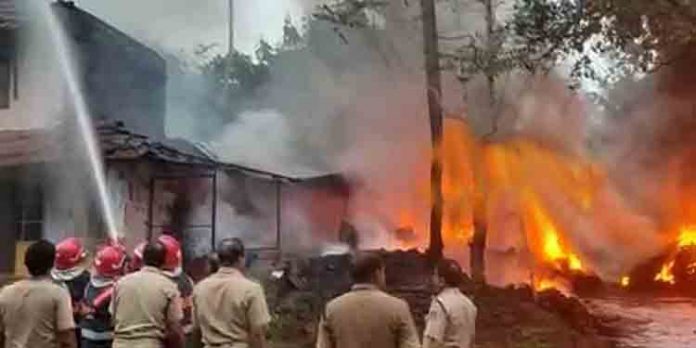 ബാലുശ്ശേരി കാട്ടാം വെള്ളിയില് കടകള്ക്ക് തീ പിടിച്ചു ബാലുശ്ശേരി കാട്ടാം വെള്ളിയില് കടകള്ക്ക് തീ പിടിച്ചു