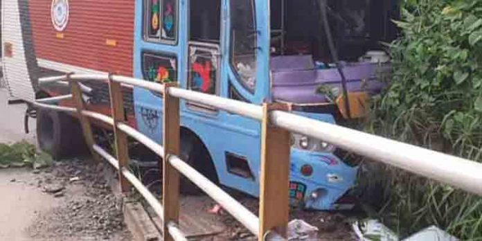 മീന് ലോറി നടപ്പാതയിലേയ്ക്ക് ഇടിച്ചു കയറി മീന് ലോറി നടപ്പാതയിലേയ്ക്ക് ഇടിച്ചു കയറി