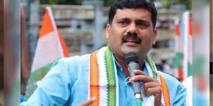 ഇന്ത്യ നശിക്കണമെന്നാഗ്രഹിക്കുന്നവരാണ് സംഘികള് : റിജില് ചന്ദ്രന് മാക്കുറ്റി ഇന്ത്യ നശിക്കണമെന്നാഗ്രഹിക്കുന്നവരാണ് സംഘികള് : റിജില് ചന്ദ്രന് മാക്കുറ്റി