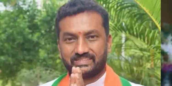 ഹൈദരാബാദില് കൂട്ടബലാത്സംഗത്തിനിരയായ പെണ്കുട്ടിയുടെ ചിത്രങ്ങളും വീഡിയോ ദൃശ്യങ്ങളും പുറത്തുവിട്ട ബി.ജെ.പി എം.എല്.എക്കെതിരെ കേസെടുത്തു ഹൈദരാബാദില് കൂട്ടബലാത്സംഗത്തിനിരയായ പെണ്കുട്ടിയുടെ ചിത്രങ്ങളും വീഡിയോ ദൃശ്യങ്ങളും പുറത്തുവിട്ട ബി.ജെ.പി എം.എല്.എക്കെതിരെ കേസെടുത്തു