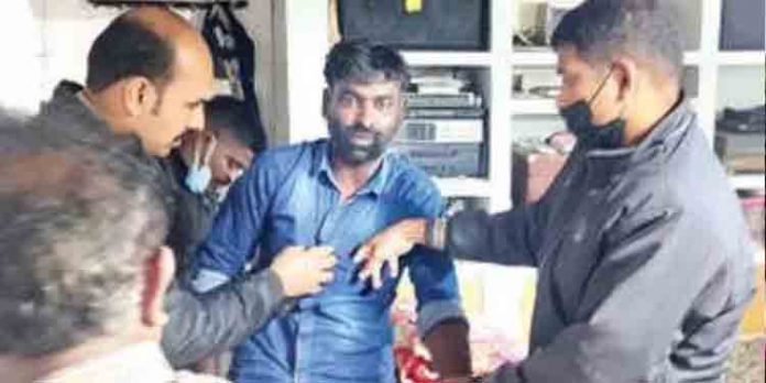 മറന്ന് വെച്ച ഫോണ് എടുക്കാന് വീട്ടുകാര് തിരിച്ചെത്തി ; കള്ളന് പിടിലായി മറന്ന് വെച്ച ഫോണ് എടുക്കാന് വീട്ടുകാര് തിരിച്ചെത്തി ; കള്ളന് പിടിലായി