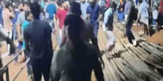 ഫുട്ബോള് മല്സരത്തിനിടെ ഗാലറി തകര്ന്നുവീണു ; അപകടത്തില് നൂറോളം പേര്ക്കു പരിക്കേറ്റു ഫുട്ബോള് മല്സരത്തിനിടെ ഗാലറി തകര്ന്നുവീണു ; അപകടത്തില് നൂറോളം പേര്ക്കു പരിക്കേറ്റു