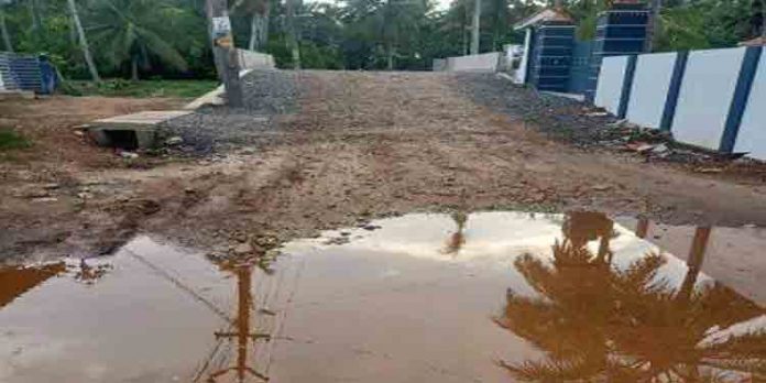 പണി പൂര്ത്തിയായ പാലത്തിന് അപ്രോച്ച് റോഡില്ല ജനങ്ങള് ദുരിതത്തില് പണി പൂര്ത്തിയായ പാലത്തിന് അപ്രോച്ച് റോഡില്ല ജനങ്ങള് ദുരിതത്തില്